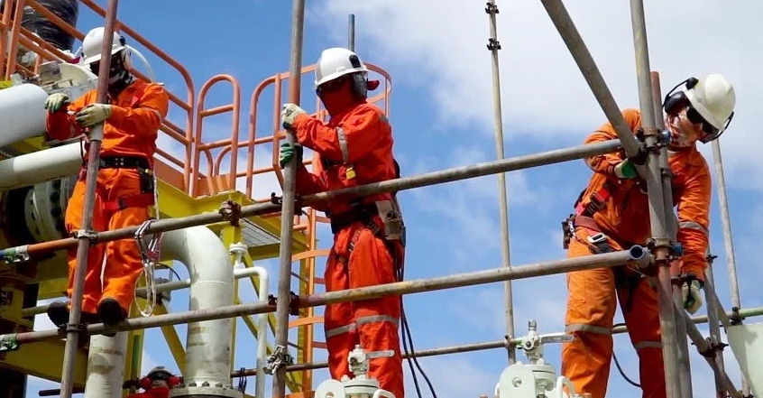 Industrial technicians and scaffolding assembly